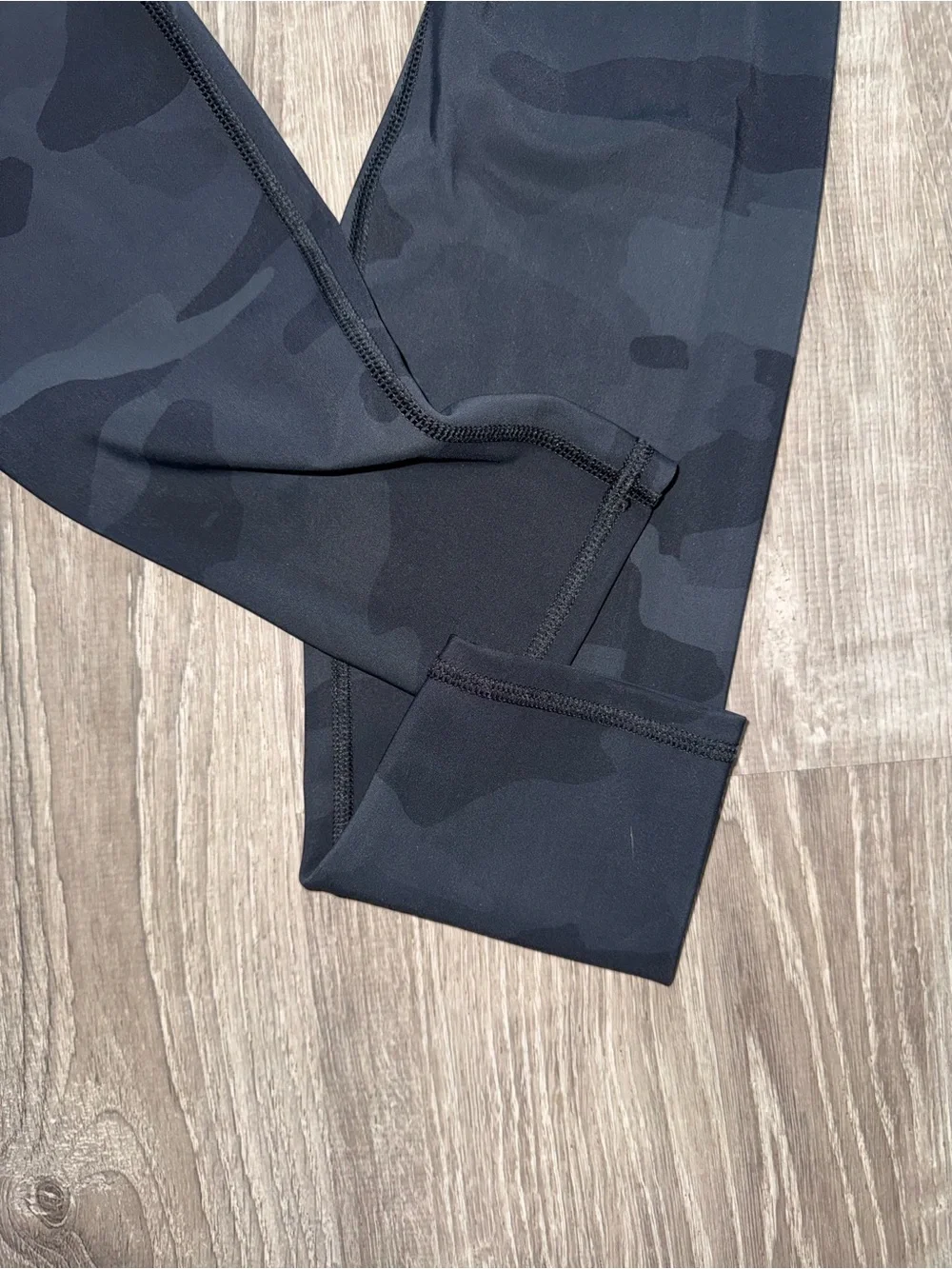 Women’s Alo  Black Camo Active Leggings